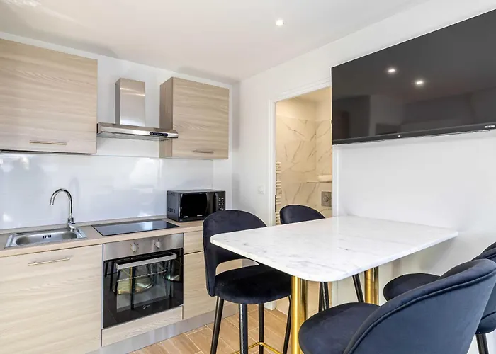 אורחן Renovated And Bright 4p - קאן